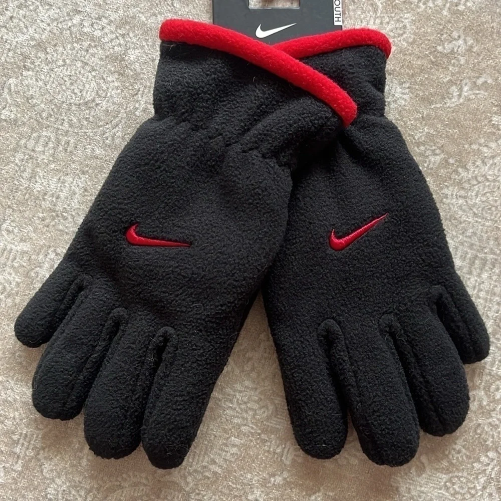 Brand New Nike Boys Black & Red Fleece Winter Gloves Sporty Embroidered Swoosh